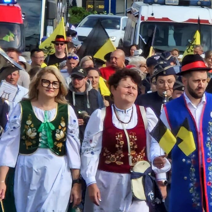 XXVI ŚWIATOWY ZJAZD KASZUBÓW - POCHÓD ULICAMI LUZINA